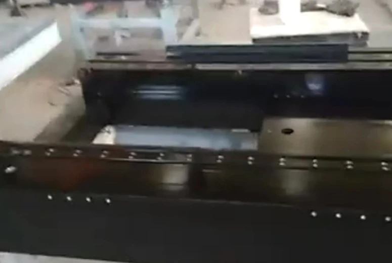 ड्रिल होल आ सम्मिलित भागक संग ग्रेनाइट घटक